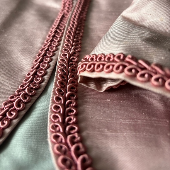 90s rose pink metallic rayon nylon frantic silky.
Shoulders: 17
Bust: up to 44 - Picture 4 of 4